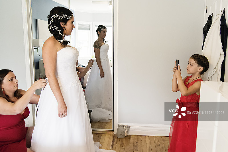 千禧一代女人穿婚纱。图片素材