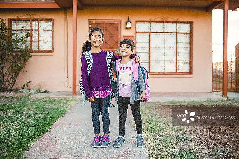 女孩们在自家前院咯咯地笑图片素材
