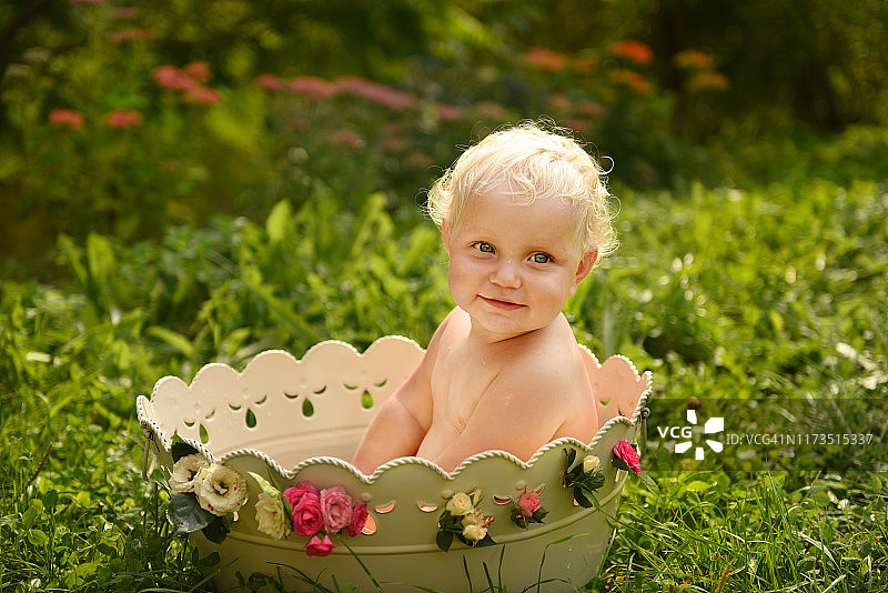 在外面洗澡的婴儿图片素材