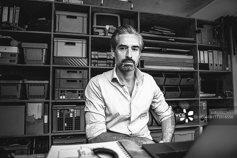 在家办公桌前工作的创意男士肖像图片素材