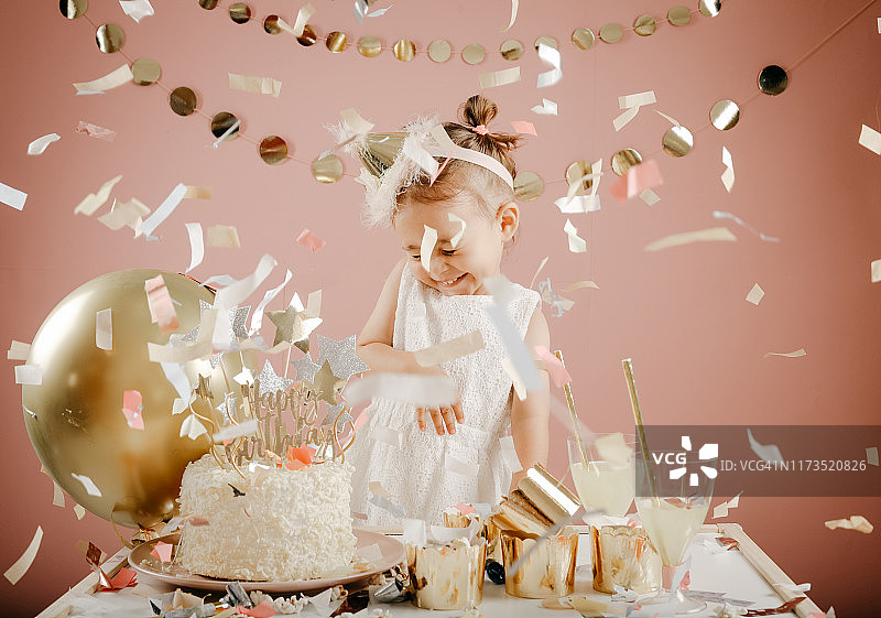 可爱孩子的生日派对图片素材