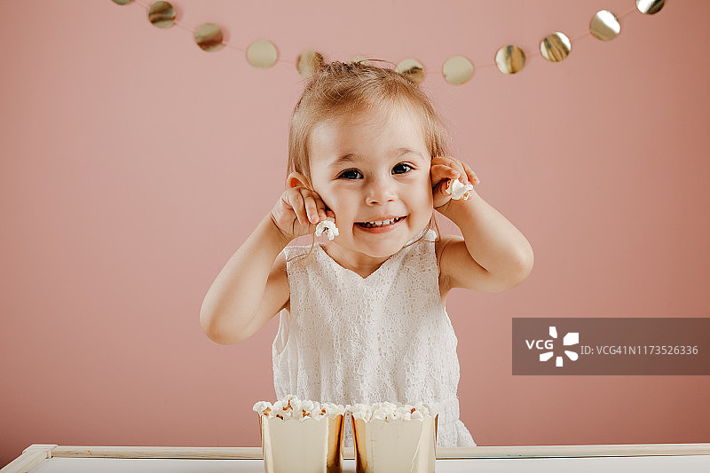 可爱孩子的生日派对图片素材