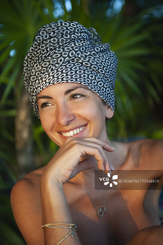 穿着纱笼微笑的女人图片素材