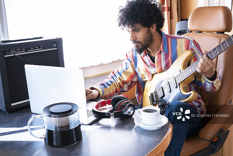 房车里的数字游民青年吉他手图片素材