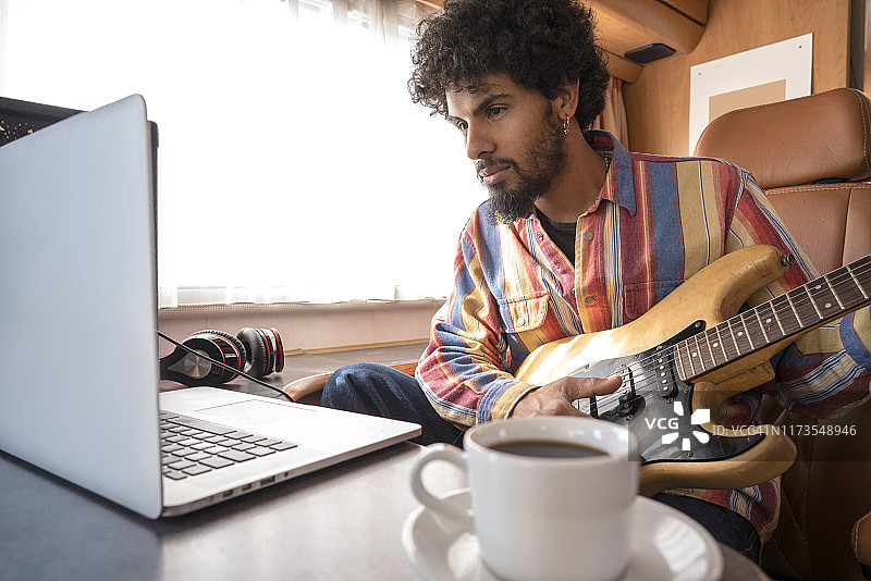 房车里的数字游民青年吉他手图片素材