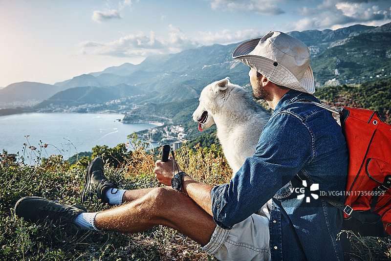 男人和他的好朋友在徒步旅行中休息图片素材