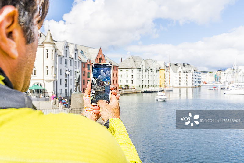 男人在挪威奥勒松拍摄布罗斯undet运河图片素材