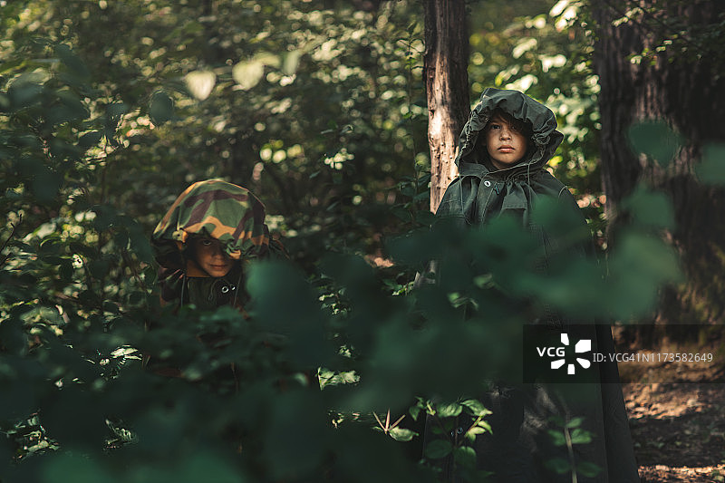 埋伏中的侦察员图片素材