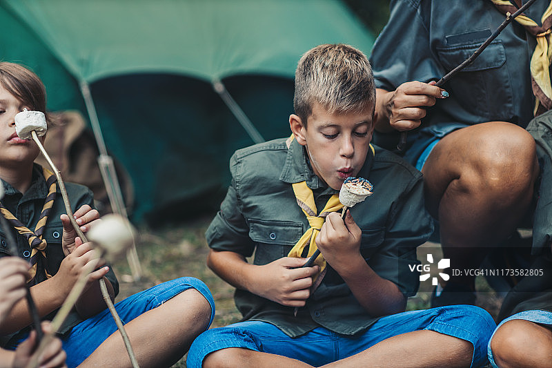 一群童子军在森林营火上烤棉花糖图片素材