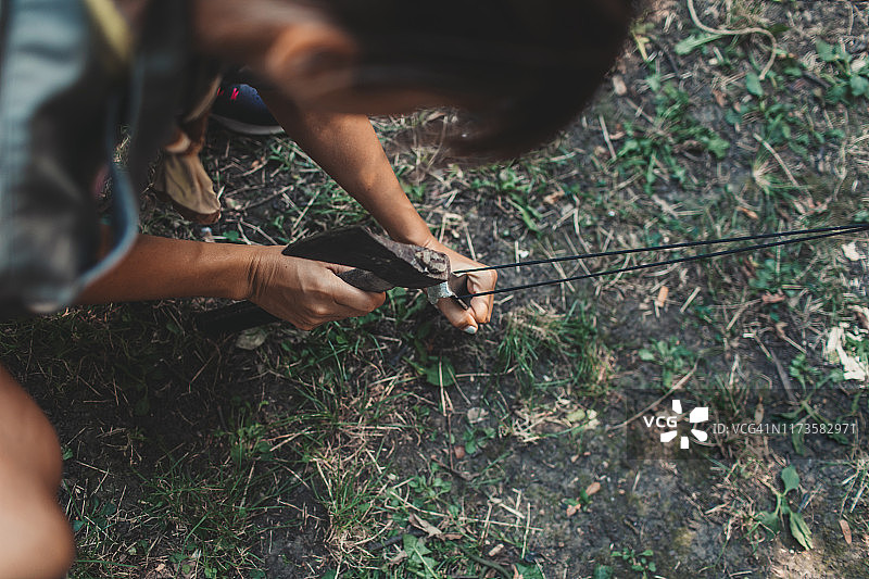 童子军搭建帐篷图片素材