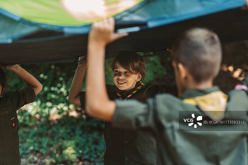 童子军搭建帐篷图片素材