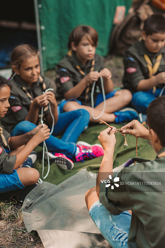 童子军学习打结技巧图片素材