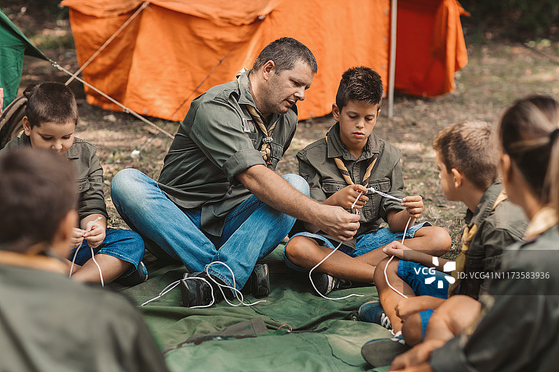 童子军学习打结技巧图片素材