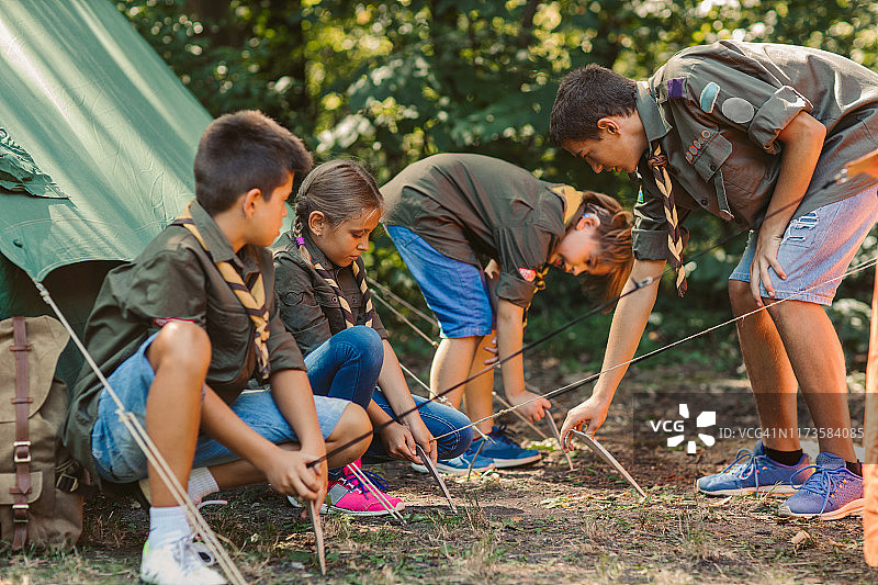 童子军搭建帐篷图片素材