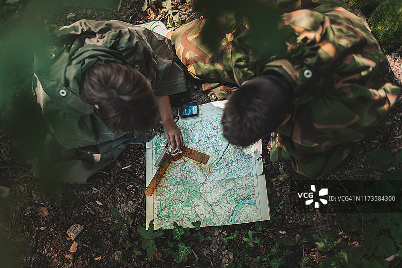 正在看地图的童子军图片素材