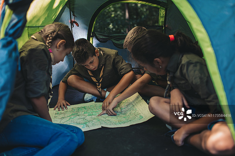 正在看地图的童子军图片素材