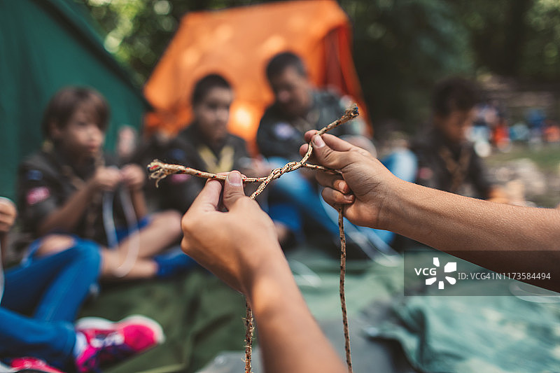 童子军学习打结技巧图片素材