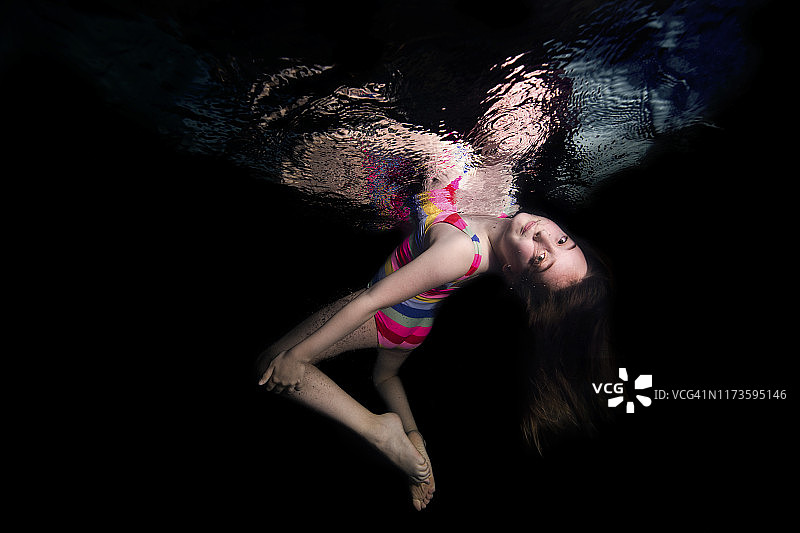 儿童时期学习游泳图片素材