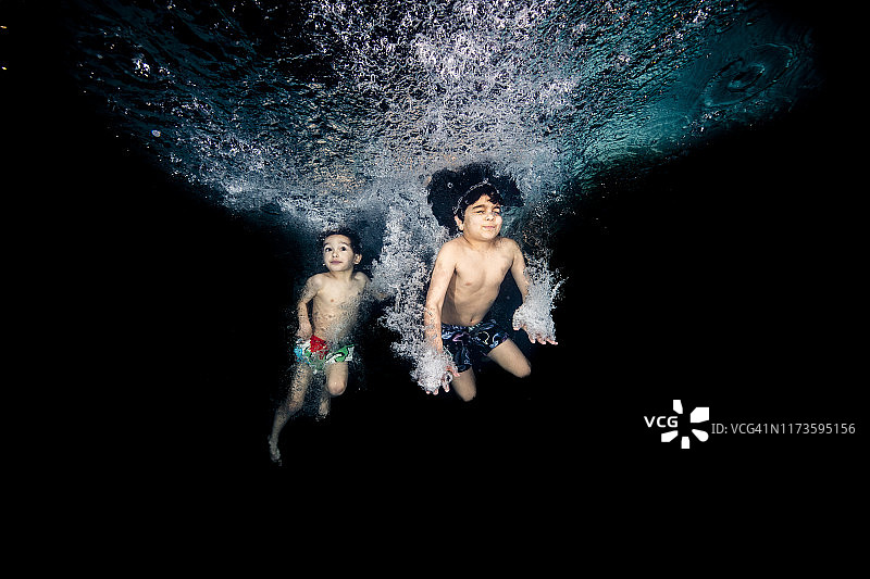 儿童时期学习游泳图片素材