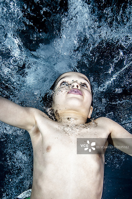 儿童时期学习游泳图片素材