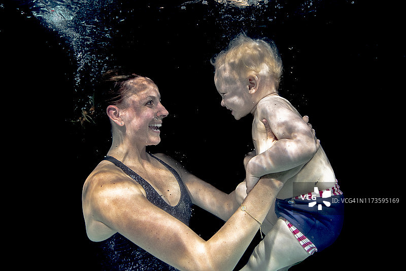 儿童时期学习游泳图片素材