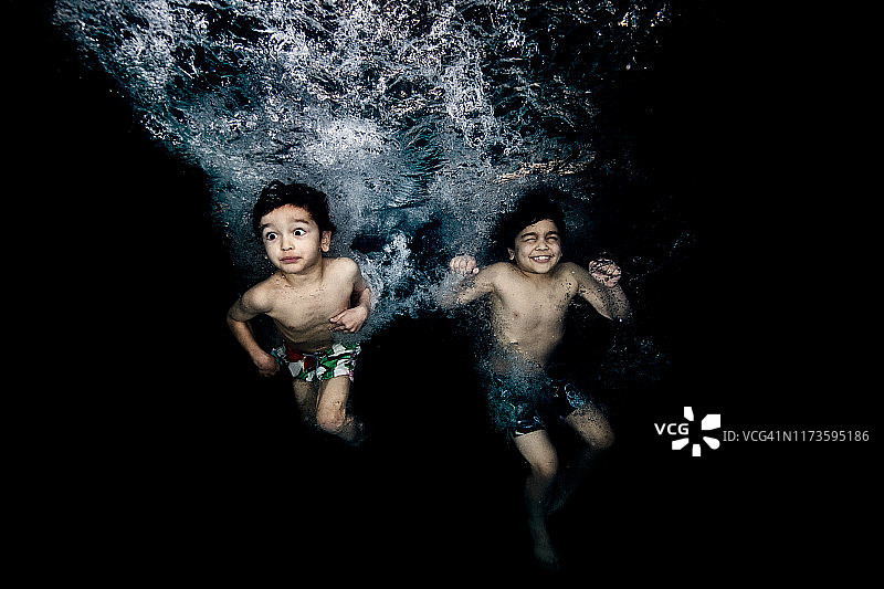 儿童时期学习游泳图片素材