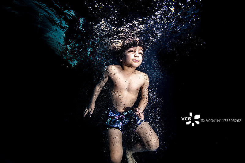 儿童时期学习游泳图片素材