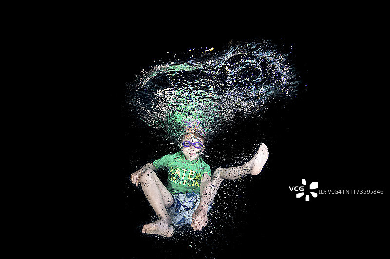 儿童时期学习游泳图片素材