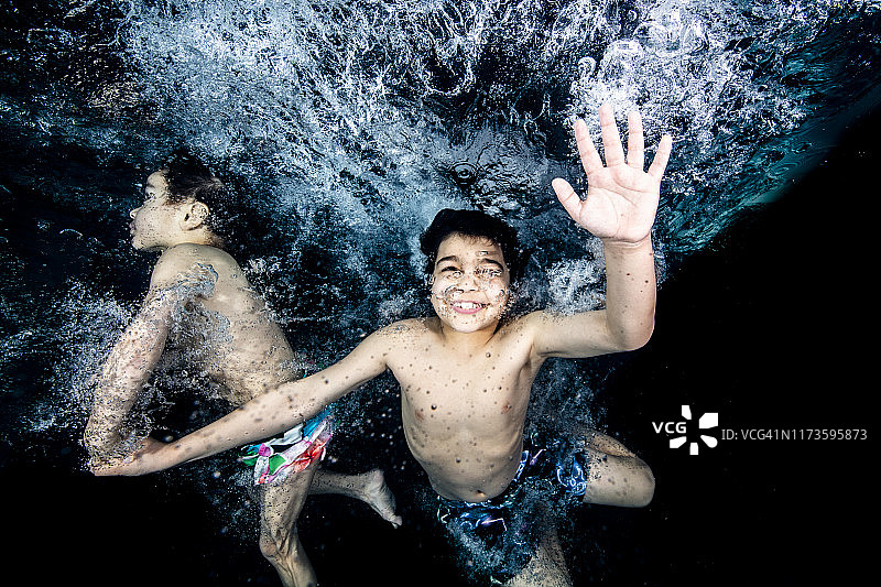 儿童时期学习游泳图片素材