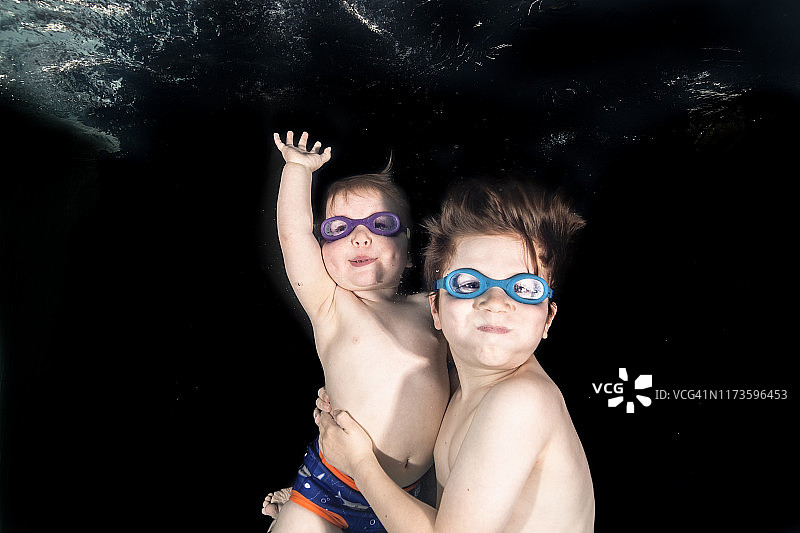 儿童时期学习游泳图片素材