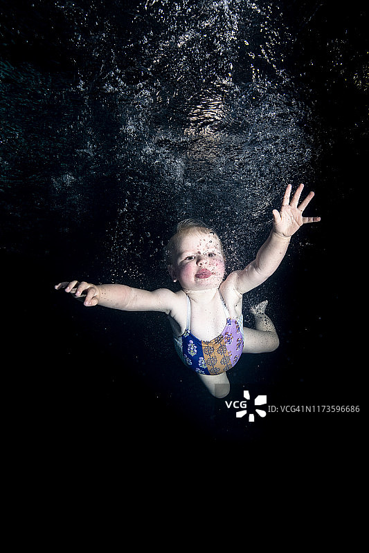 儿童时期学习游泳图片素材