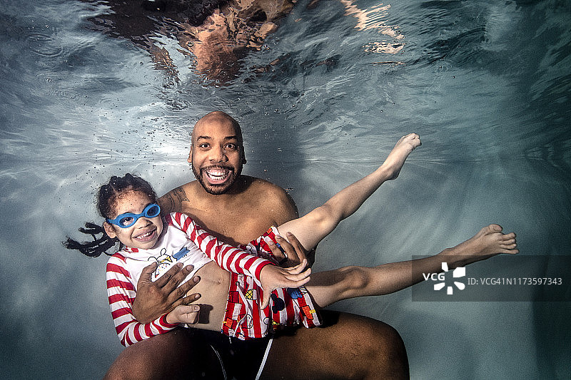 儿童时期学习游泳图片素材