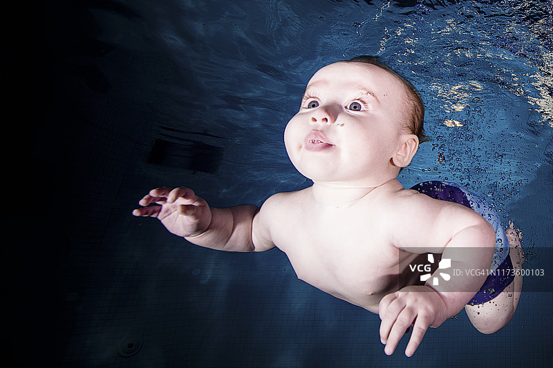 水下婴儿图片素材