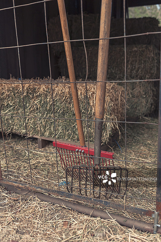 谷仓里的草叉图片素材