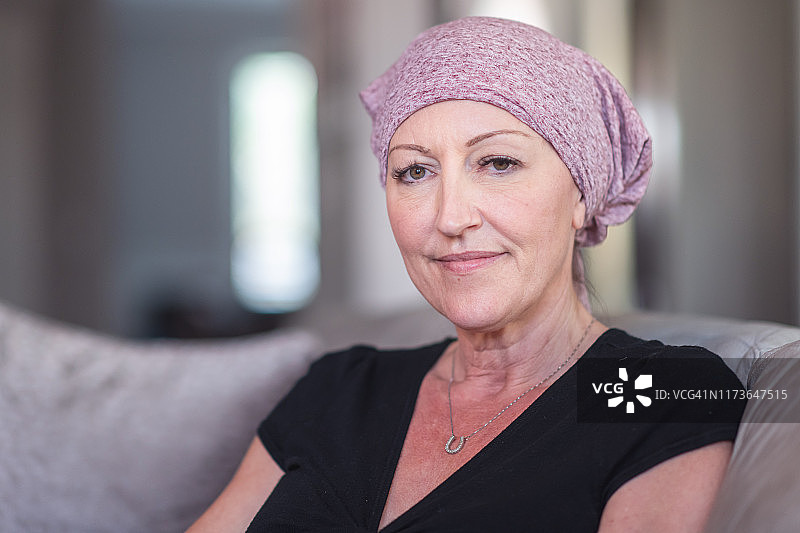 患癌症的沉思的女人肖像图片素材