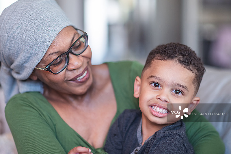 患病妇女与孙子共度美好时光图片素材