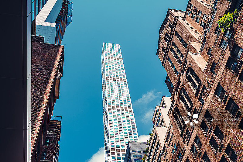 曼哈顿的现代住宅摩天大楼和褐石建筑图片素材