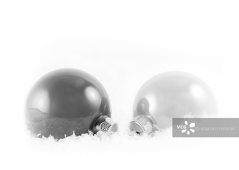 雪地里的圣诞装饰品图片素材