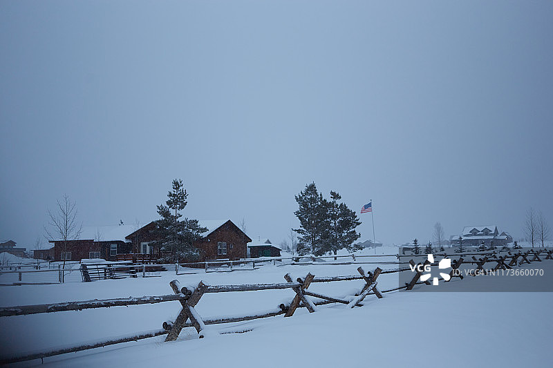 雪中的房子图片素材
