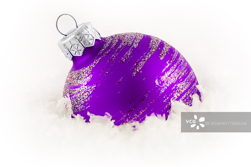 雪地中的紫色圣诞饰品图片素材