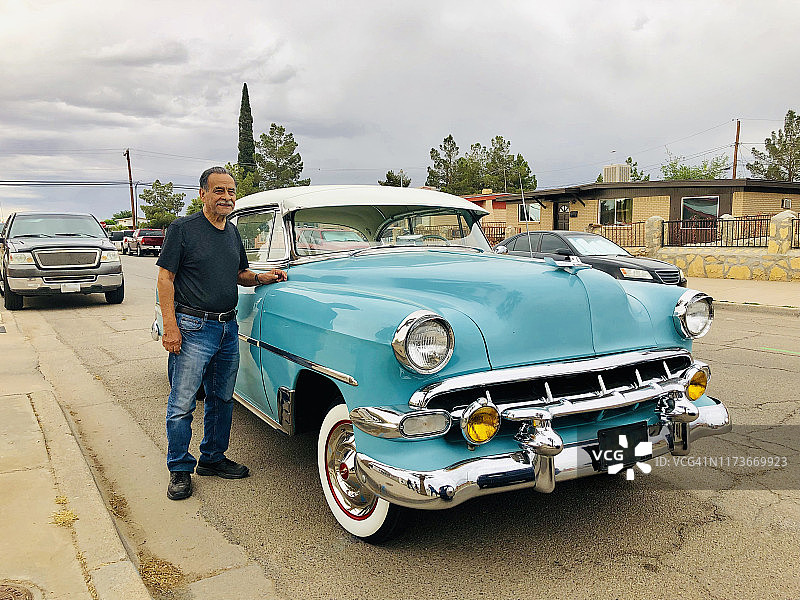 男人和他的老爷车肖像图片素材