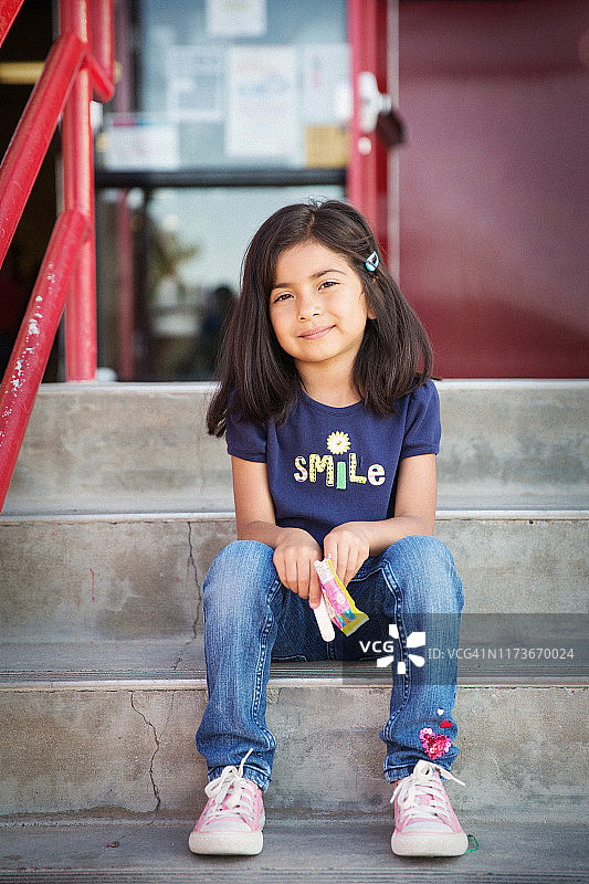 学校台阶上的女学生图片素材