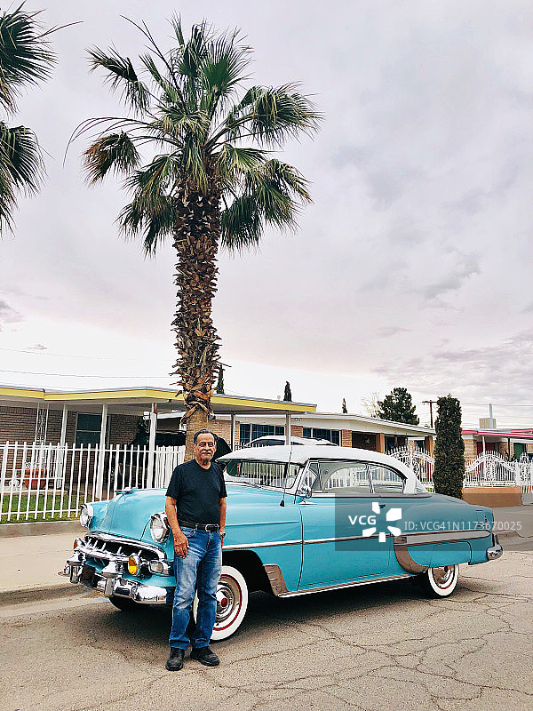 男人和他的老爷车肖像图片素材