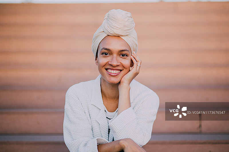 摆姿势拍照的年轻穆斯林妇女图片素材