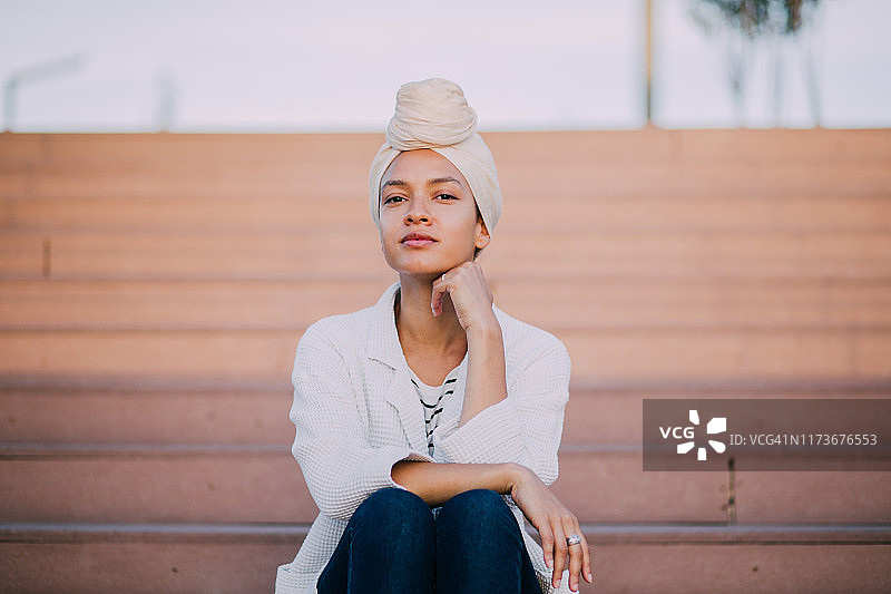 穆斯林女孩摆姿势拍照图片素材