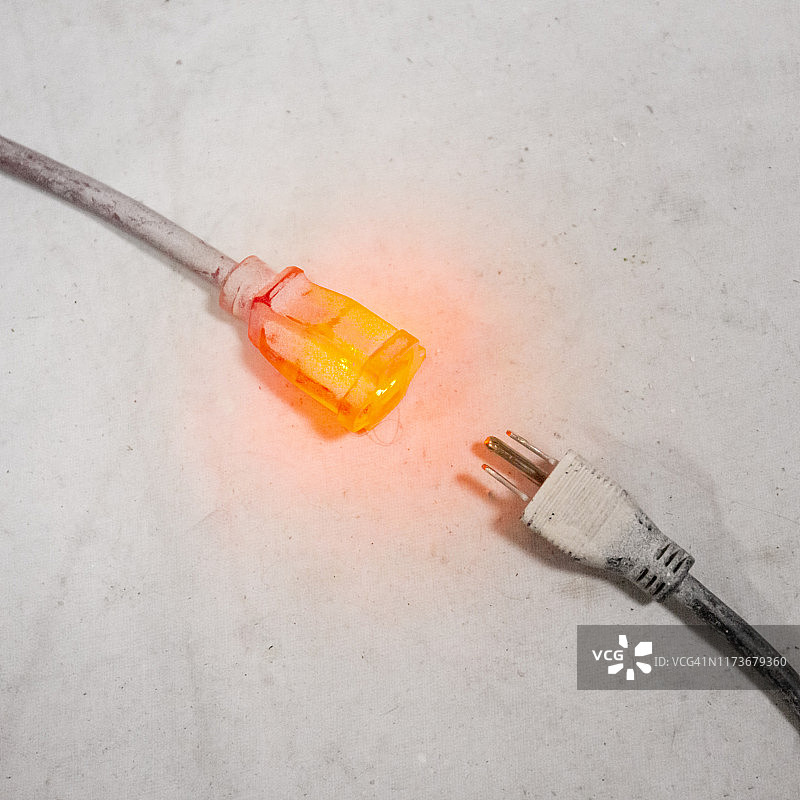 带插头和灯的两根电线图片素材