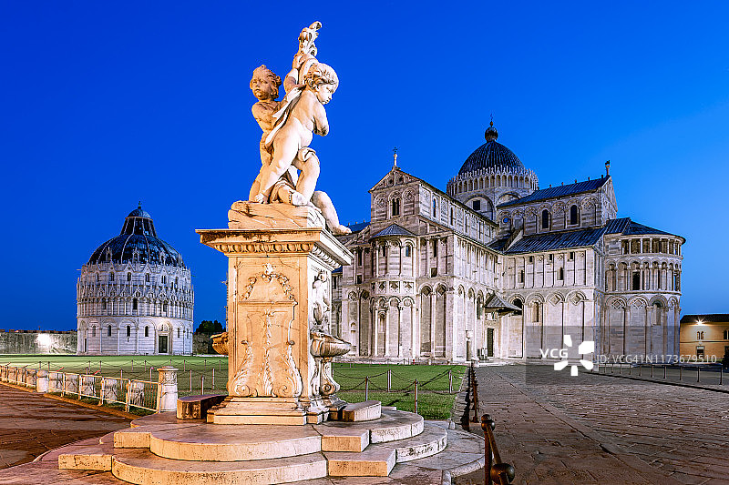 意大利托斯卡纳比萨大教堂广场的清晨图片素材