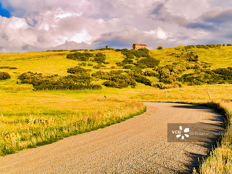 通往山上一栋房屋的小路图片素材