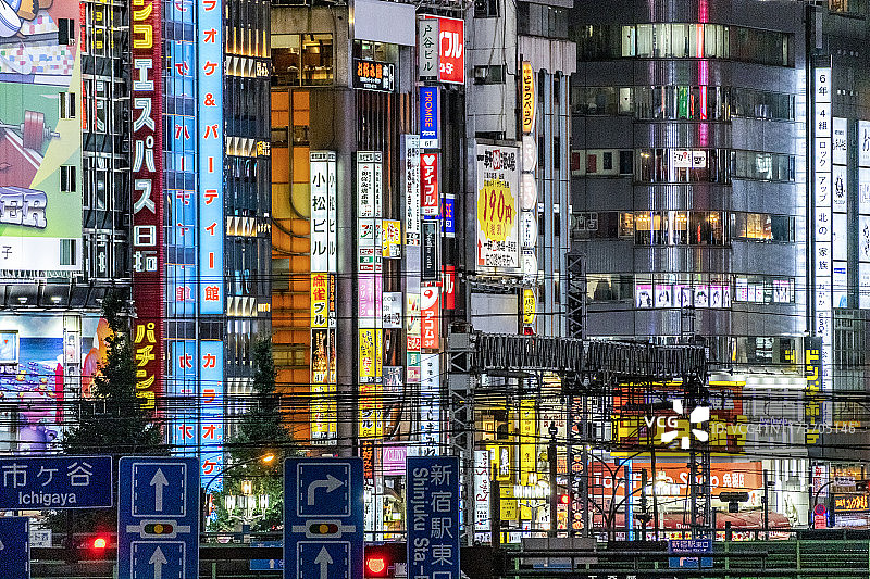 新宿站繁忙的夜间交通高峰时段图片素材