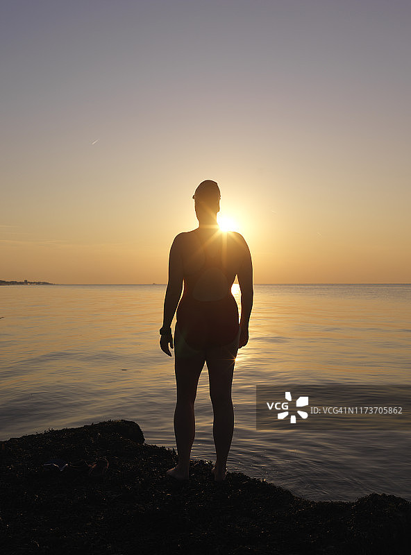 眺望大海的女游泳运动员图片素材